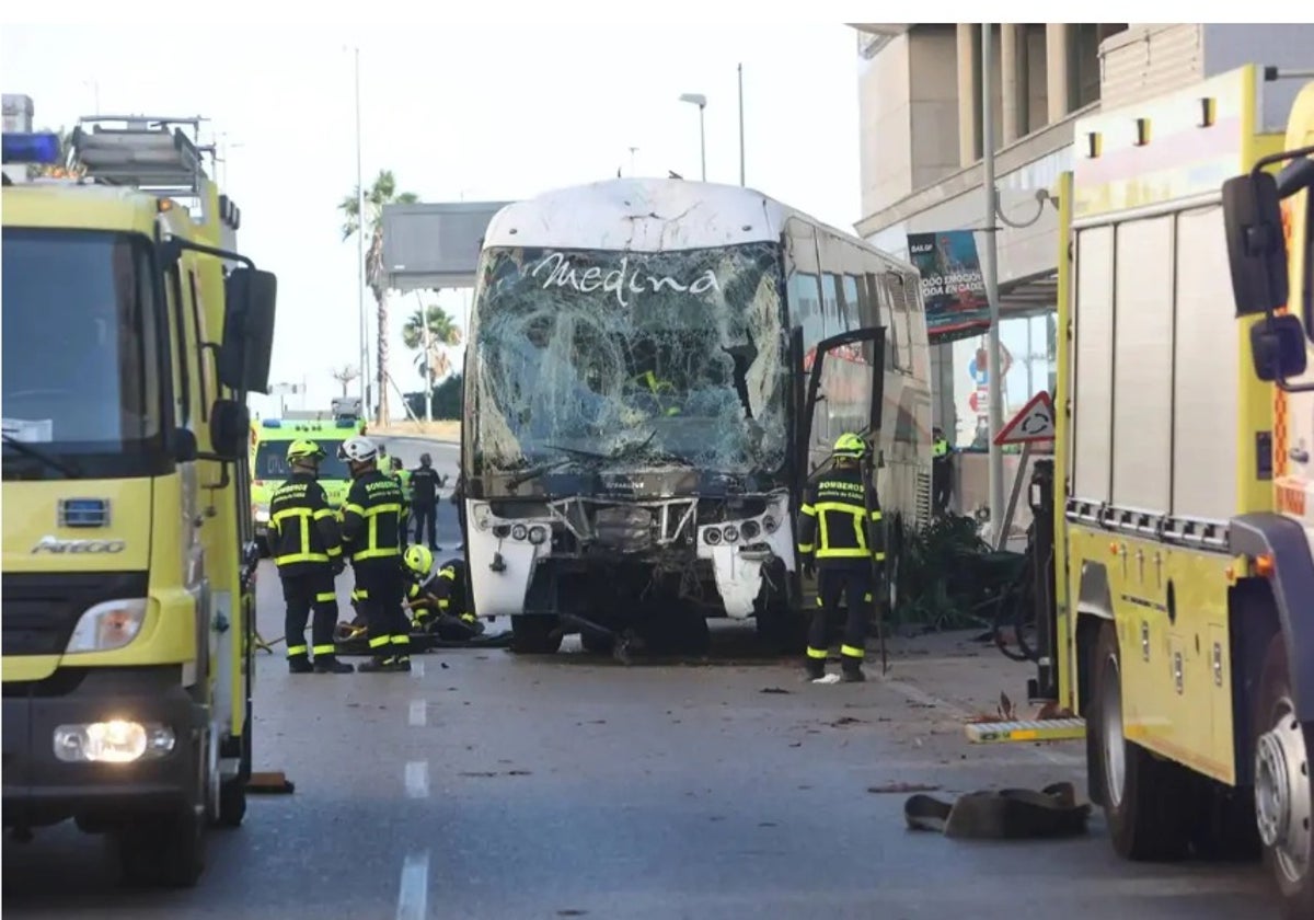 El autobús quedo completamente destrozado por su parte delantera.