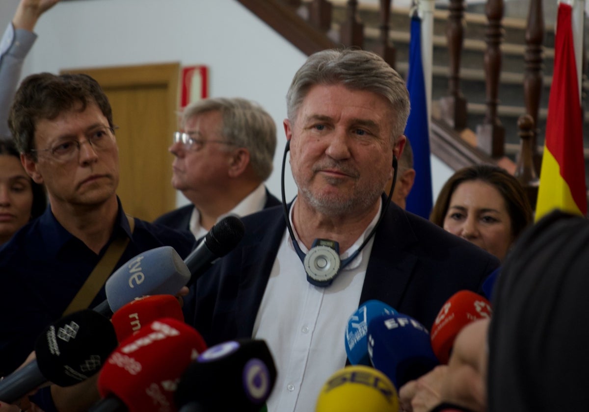 Bogdan Rzońca el pasado lunes en Barbate atendiendo a los medios