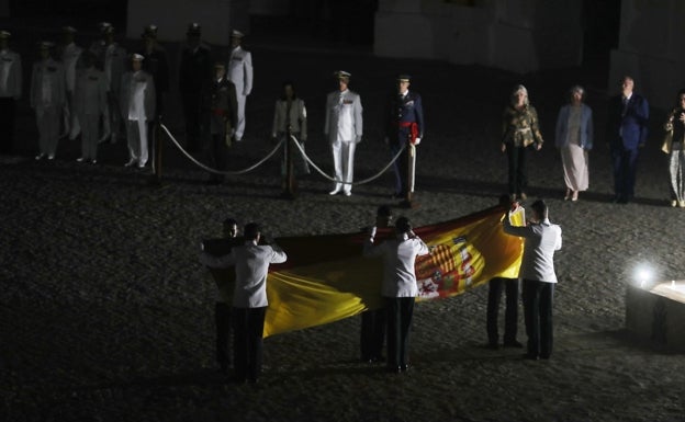 Acto del solemne arriado de bandera