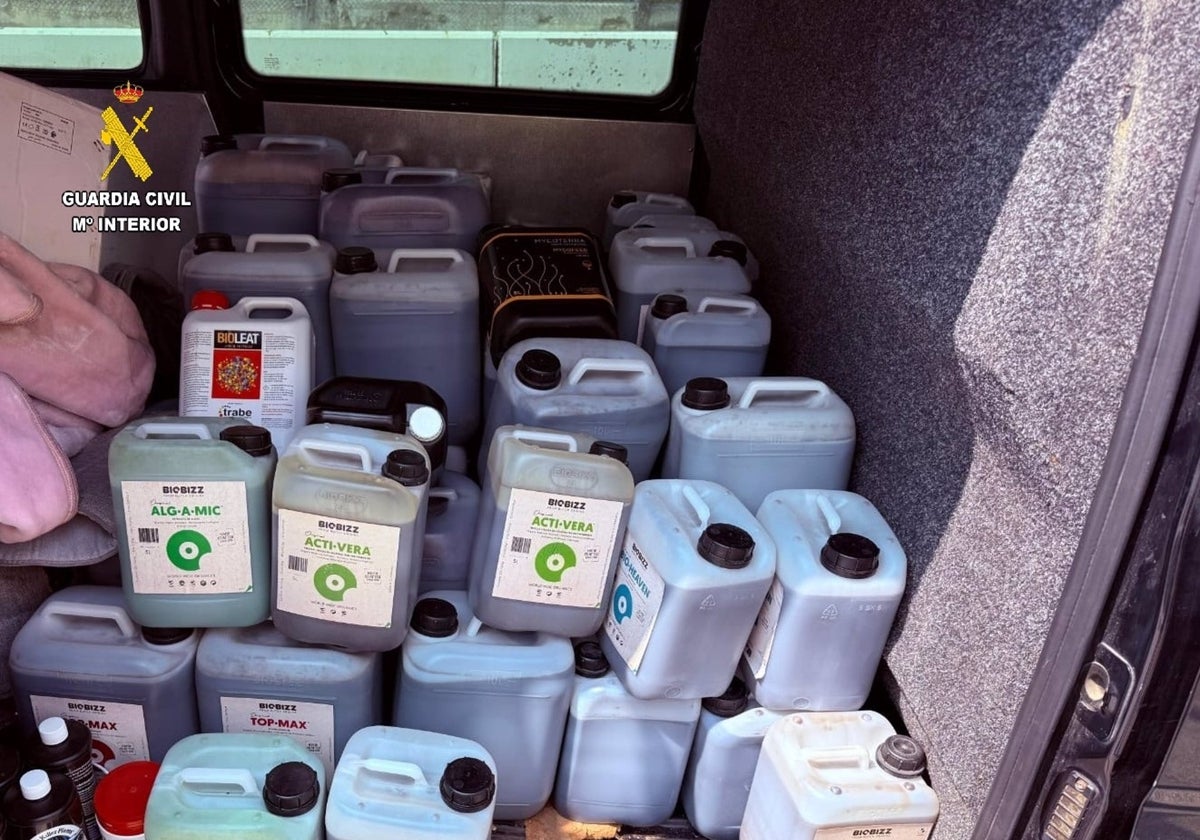 Garrafas de fertilizante halladas en un vehículo en el puerto de Tarifa