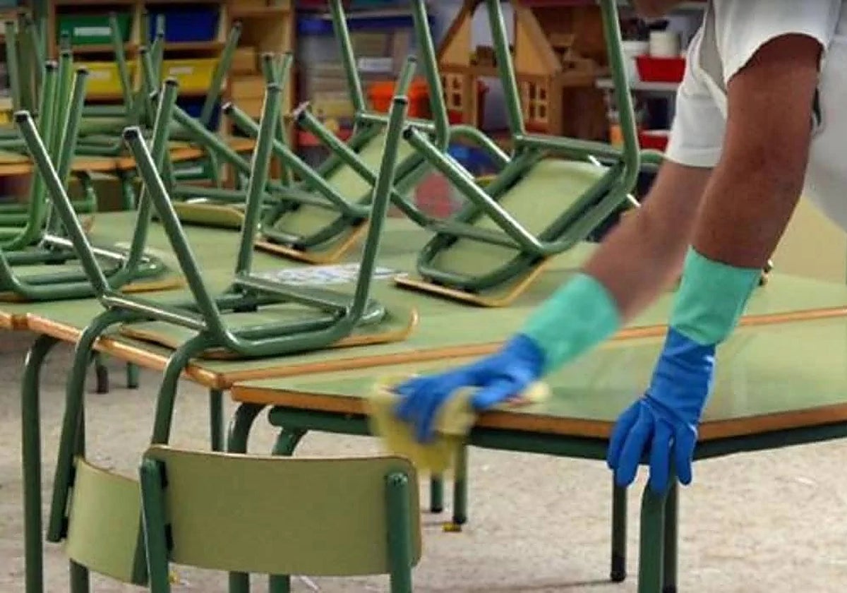 Jerez destina un 30% más al nuevo contrato de limpieza de colegios en 2025