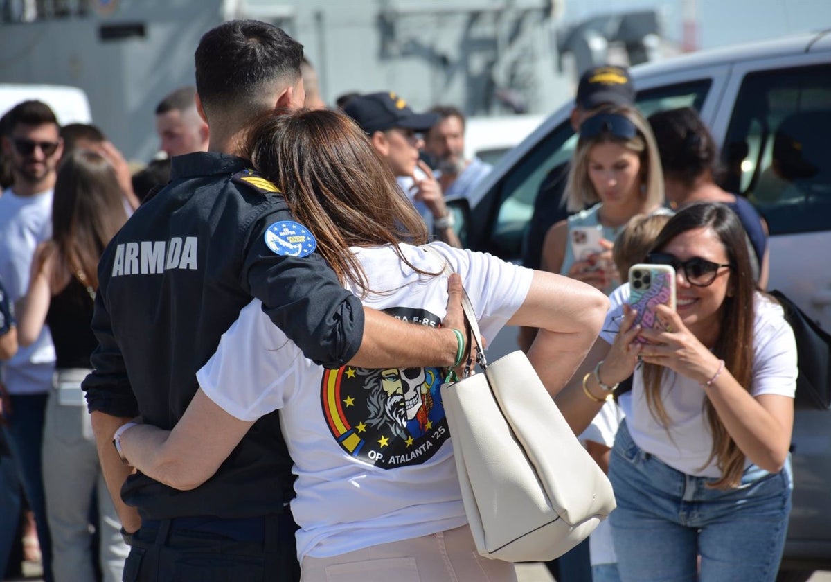 Familiares se despiden de la dotación de la fragata 'Navarra' en la base de Rota