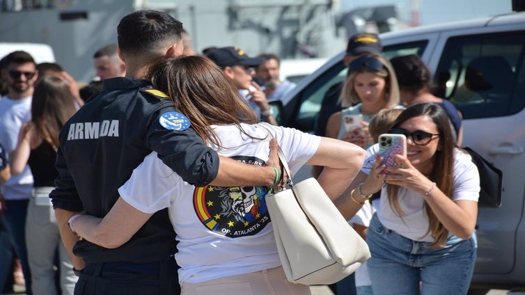Emotiva despedida en Rota para los 220 hombres y mujeres de la fragata 'Navarra' que ponen rumbo al Índico