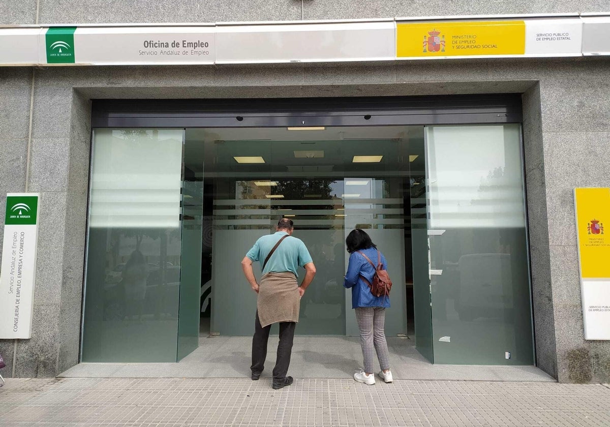 Acceso a una de las oficinas del Servicio Andaluz de Empleo (SAE)