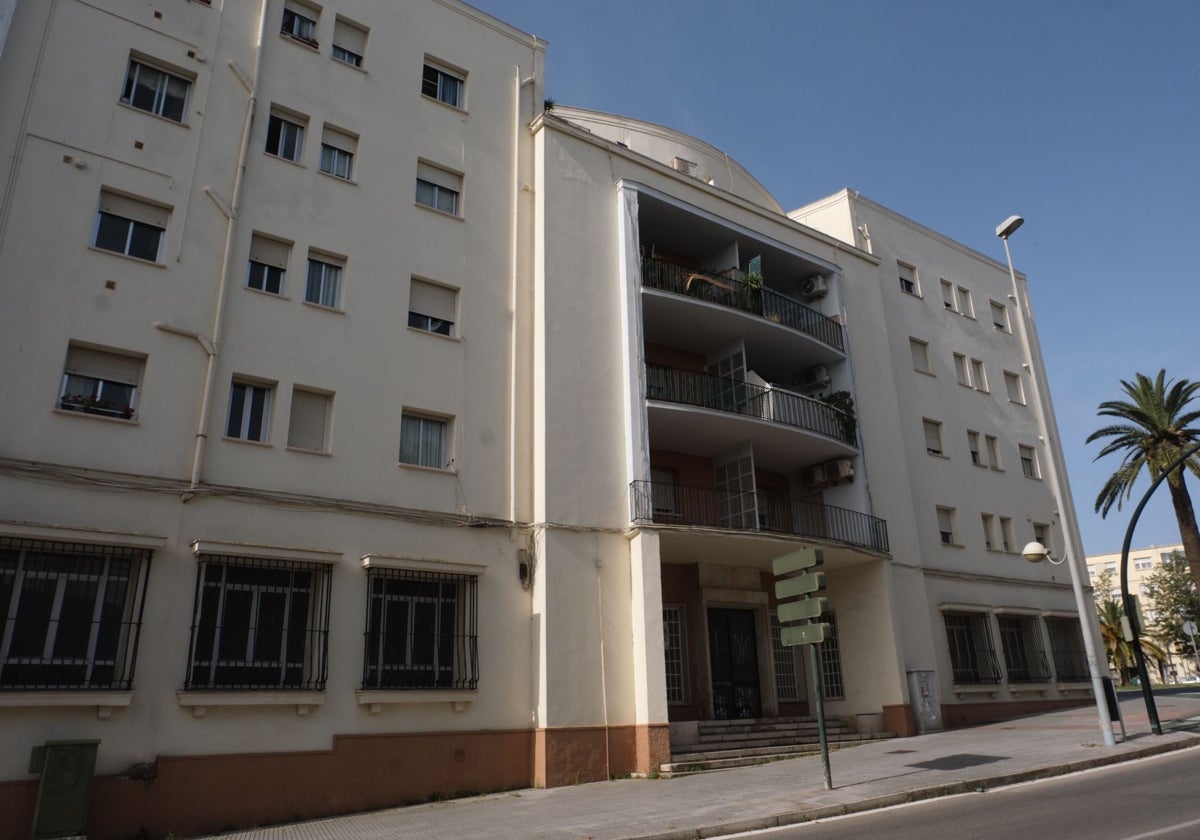 Vecinos del antiguo edificio de Correos en la avenida de San Severiano de Cádiz denuncian «inseguridad» por «40 años de abandono» de los locales