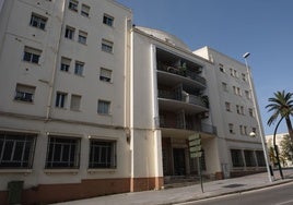 Vecinos del antiguo edificio de Correos en la avenida de San Severiano de Cádiz denuncian «inseguridad» por «40 años de abandono» de los locales