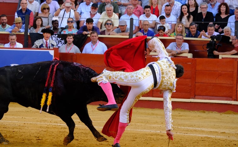 Imagen principal - Perera y Talavante salen a hombros en Sanlúcar, en una corrida que quedó en mano a mano tras la cogida de El Melli