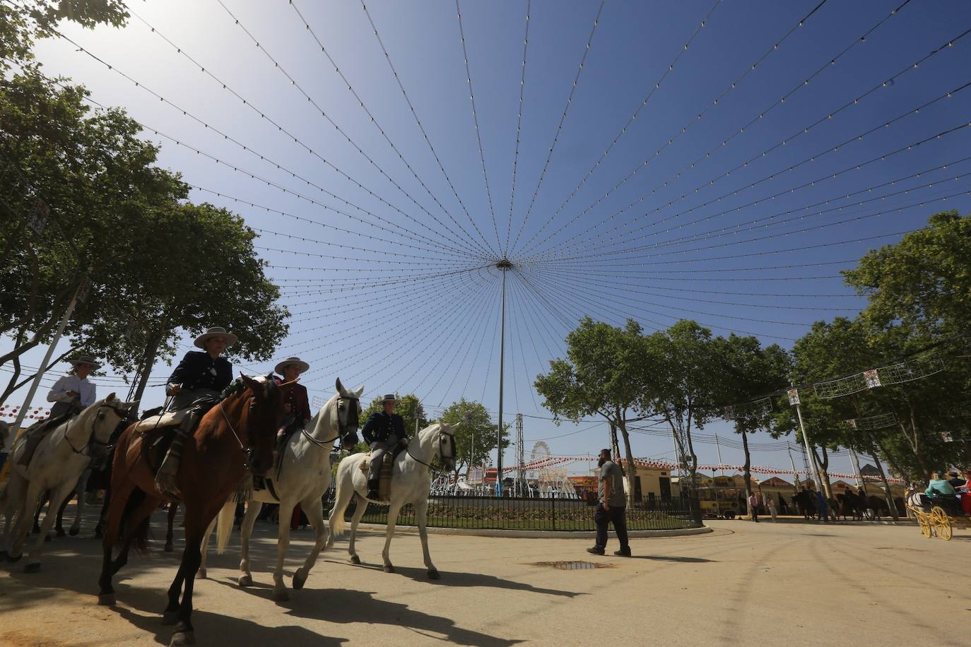 Las altas temperaturas no frenan la fiesta y el Real de Las Banderas, a rebosar el sábado de Feria en El Puerto