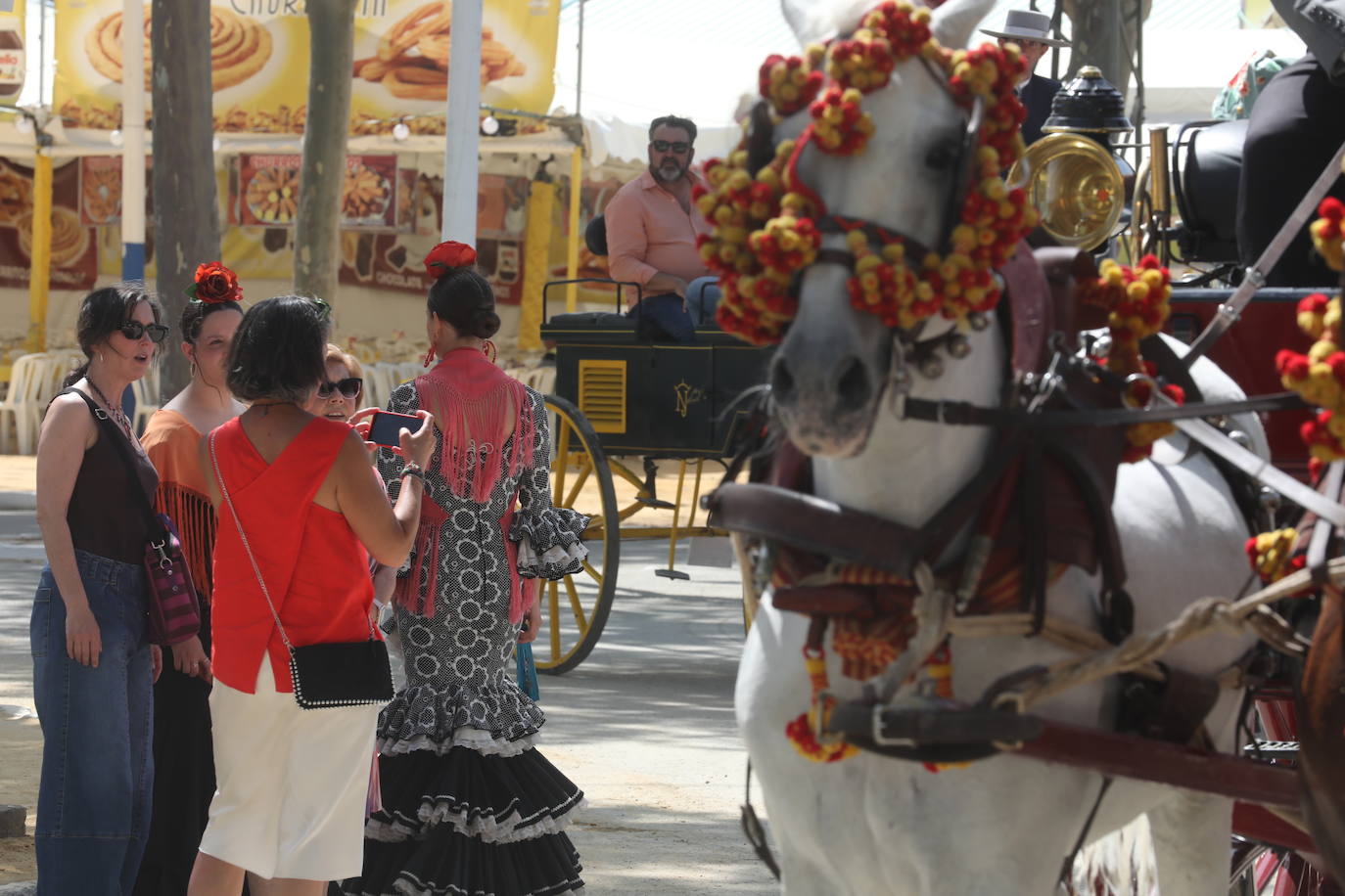 Las altas temperaturas no frenan la fiesta y el Real de Las Banderas, a rebosar el sábado de Feria en El Puerto