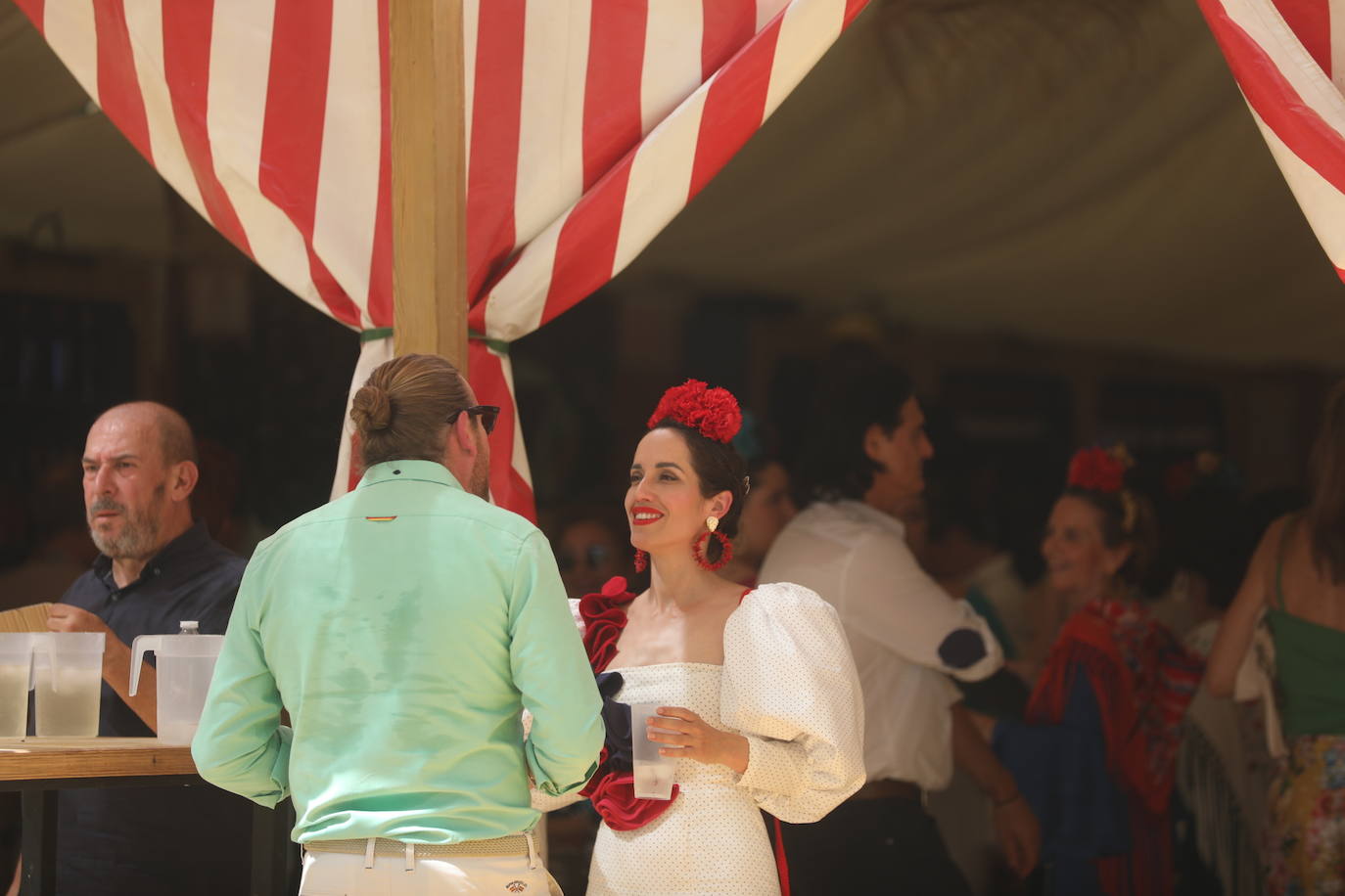 Las altas temperaturas no frenan la fiesta y el Real de Las Banderas, a rebosar el sábado de Feria en El Puerto