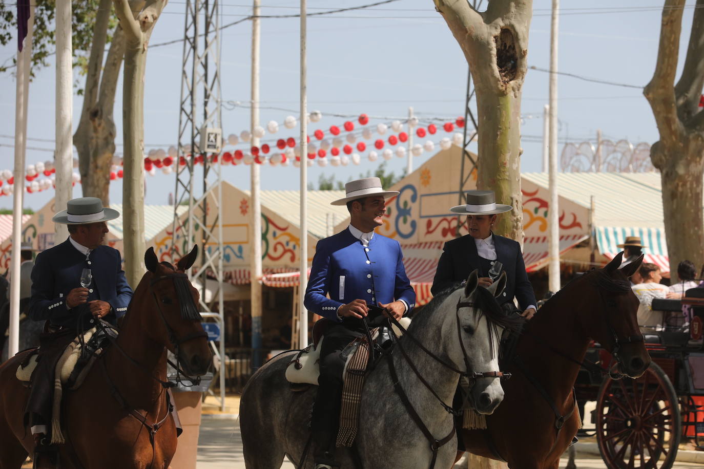 Las altas temperaturas no frenan la fiesta y el Real de Las Banderas, a rebosar el sábado de Feria en El Puerto