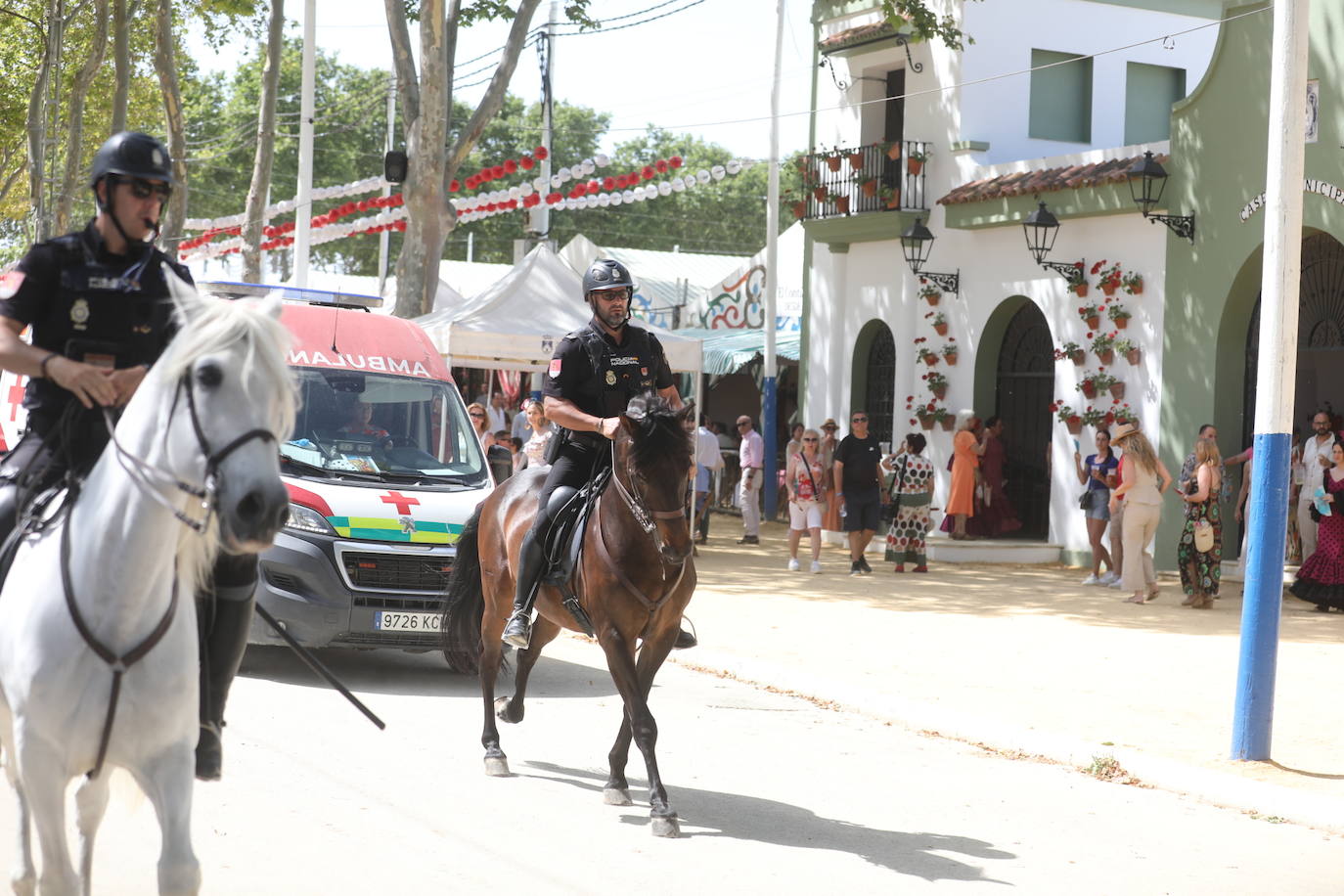 Las altas temperaturas no frenan la fiesta y el Real de Las Banderas, a rebosar el sábado de Feria en El Puerto