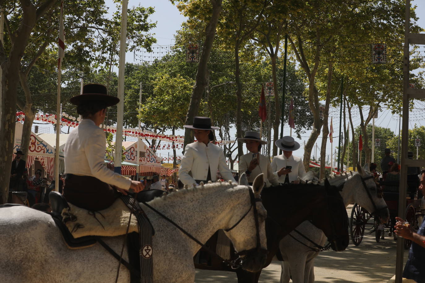 Las altas temperaturas no frenan la fiesta y el Real de Las Banderas, a rebosar el sábado de Feria en El Puerto