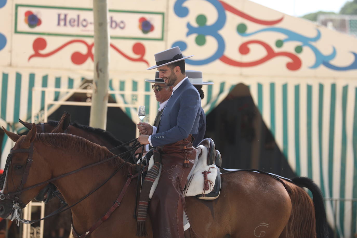 Las altas temperaturas no frenan la fiesta y el Real de Las Banderas, a rebosar el sábado de Feria en El Puerto