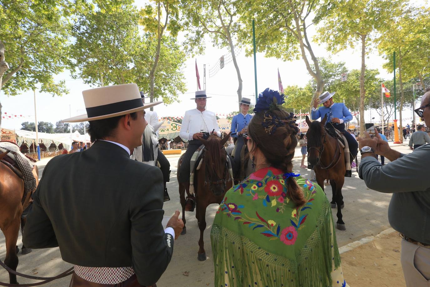Las altas temperaturas no frenan la fiesta y el Real de Las Banderas, a rebosar el sábado de Feria en El Puerto