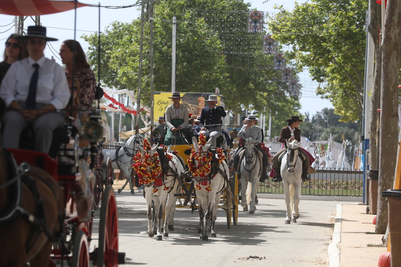 Las altas temperaturas no frenan la fiesta y el Real de Las Banderas, a rebosar el sábado de Feria en El Puerto