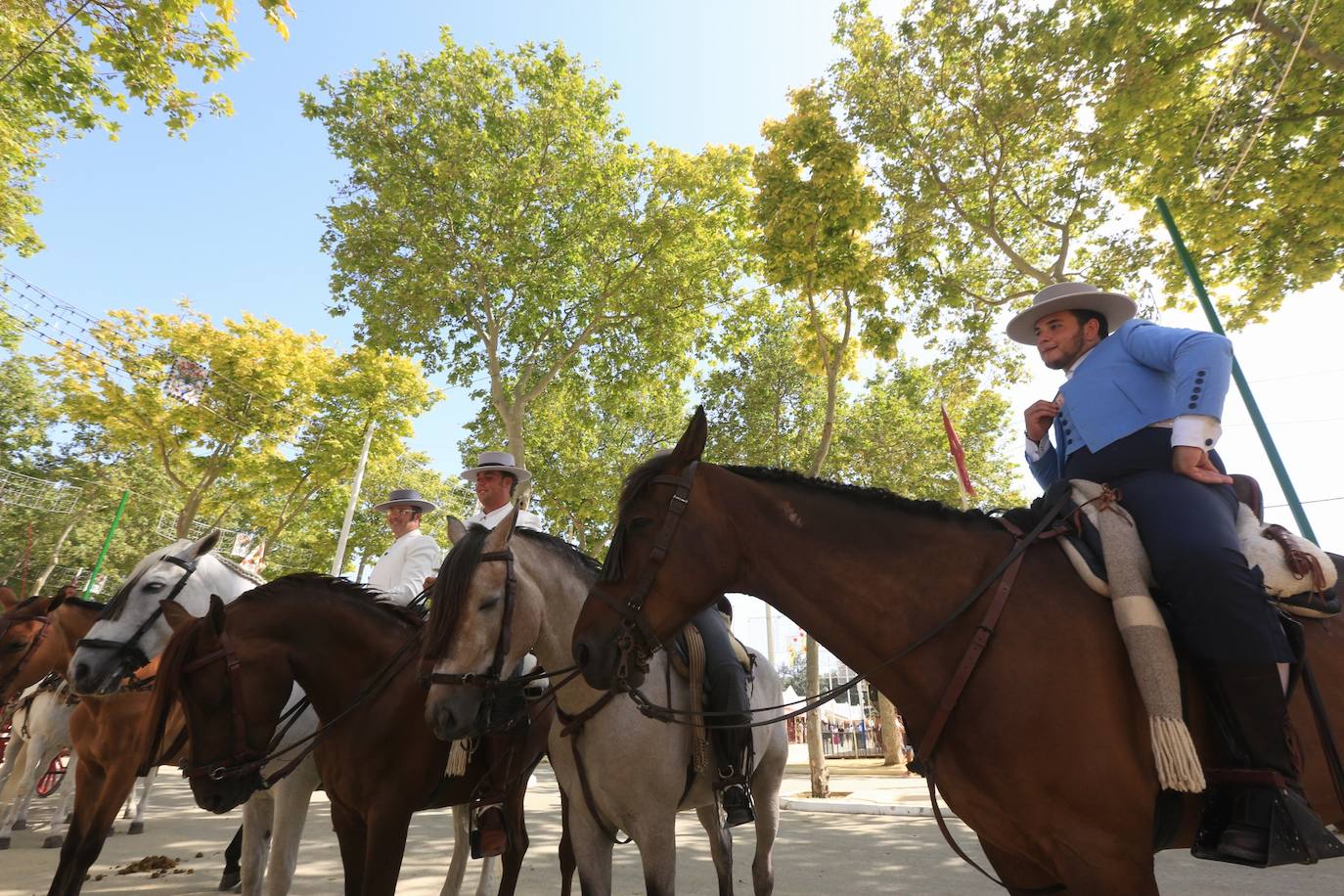 Las altas temperaturas no frenan la fiesta y el Real de Las Banderas, a rebosar el sábado de Feria en El Puerto