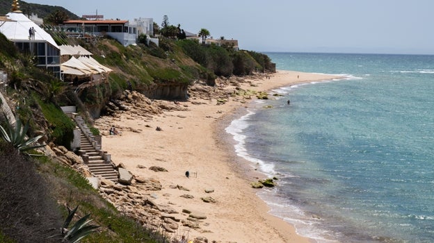 Imagen después - Desliza de izquierda a derecha para ver el antes y el después de la playa del Pirata