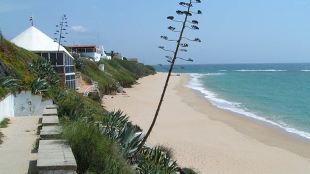 Imagen antes - Desliza de izquierda a derecha para ver el antes y el después de la playa del Pirata