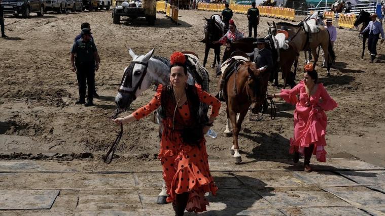 Imagen de dos peregrinas embarcando en Bajo de Guía en 2023