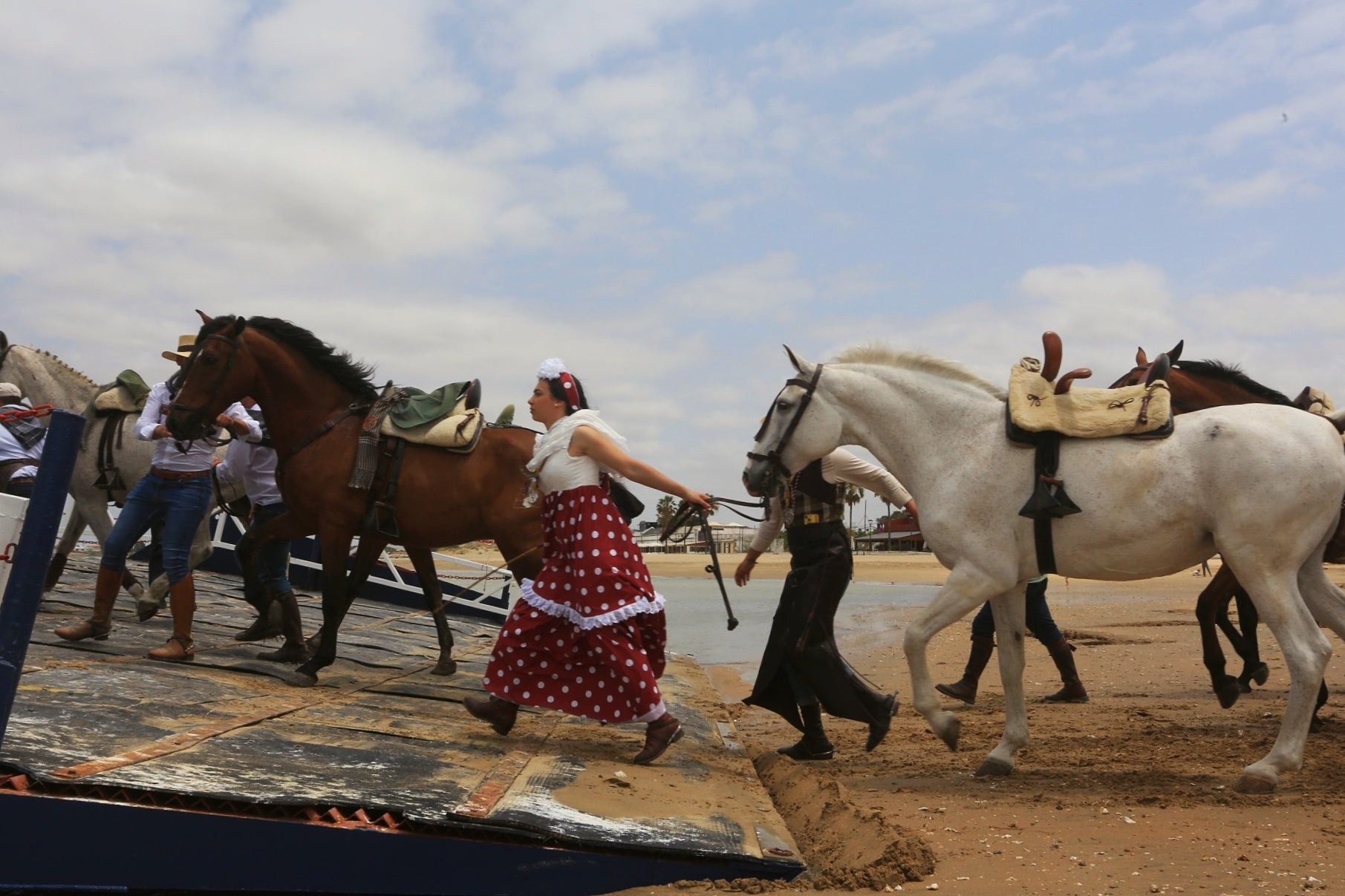 Las imágenes del embarque de las primeras hermandades de Cádiz en Bajo de Guía