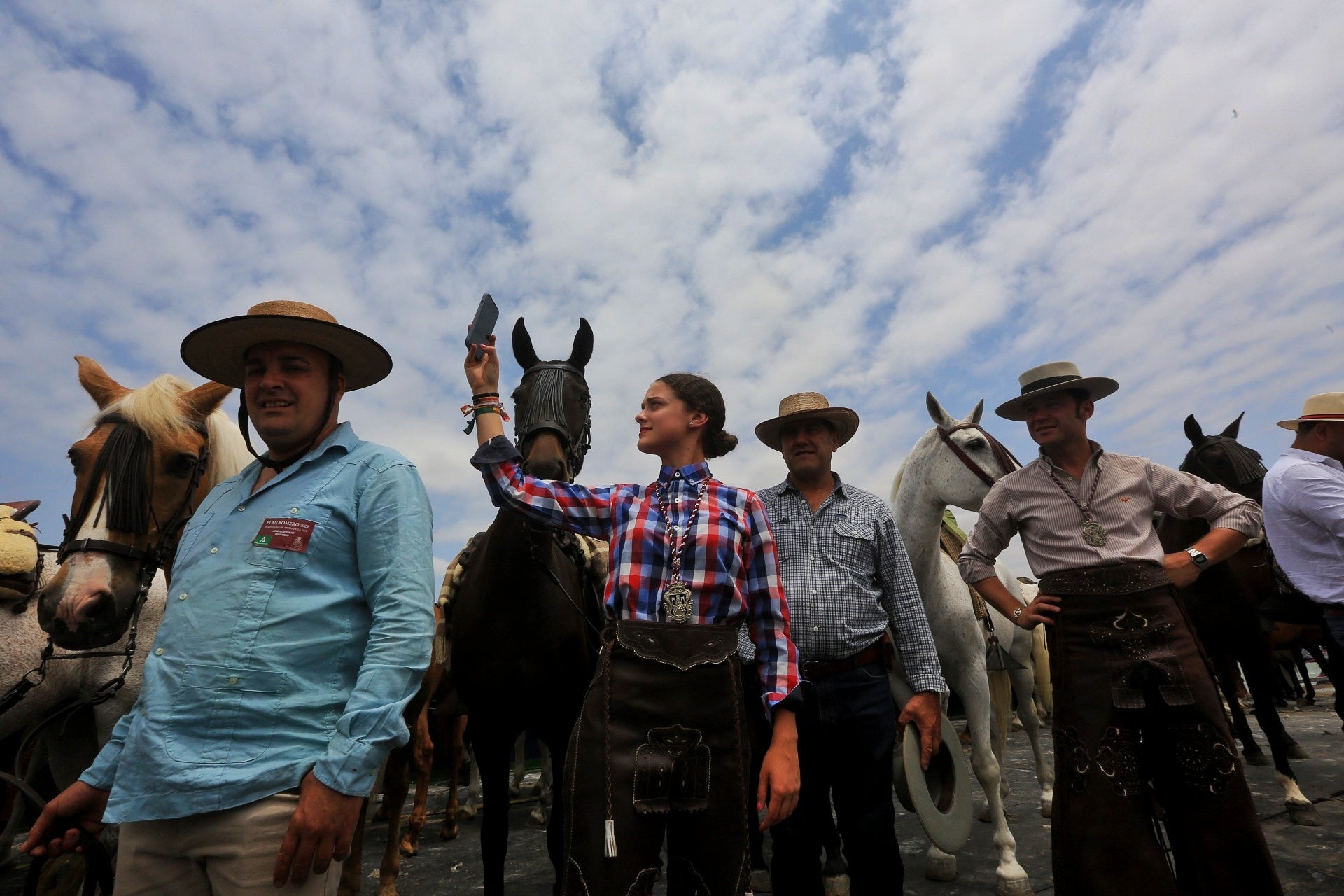Las imágenes del embarque de las primeras hermandades de Cádiz en Bajo de Guía