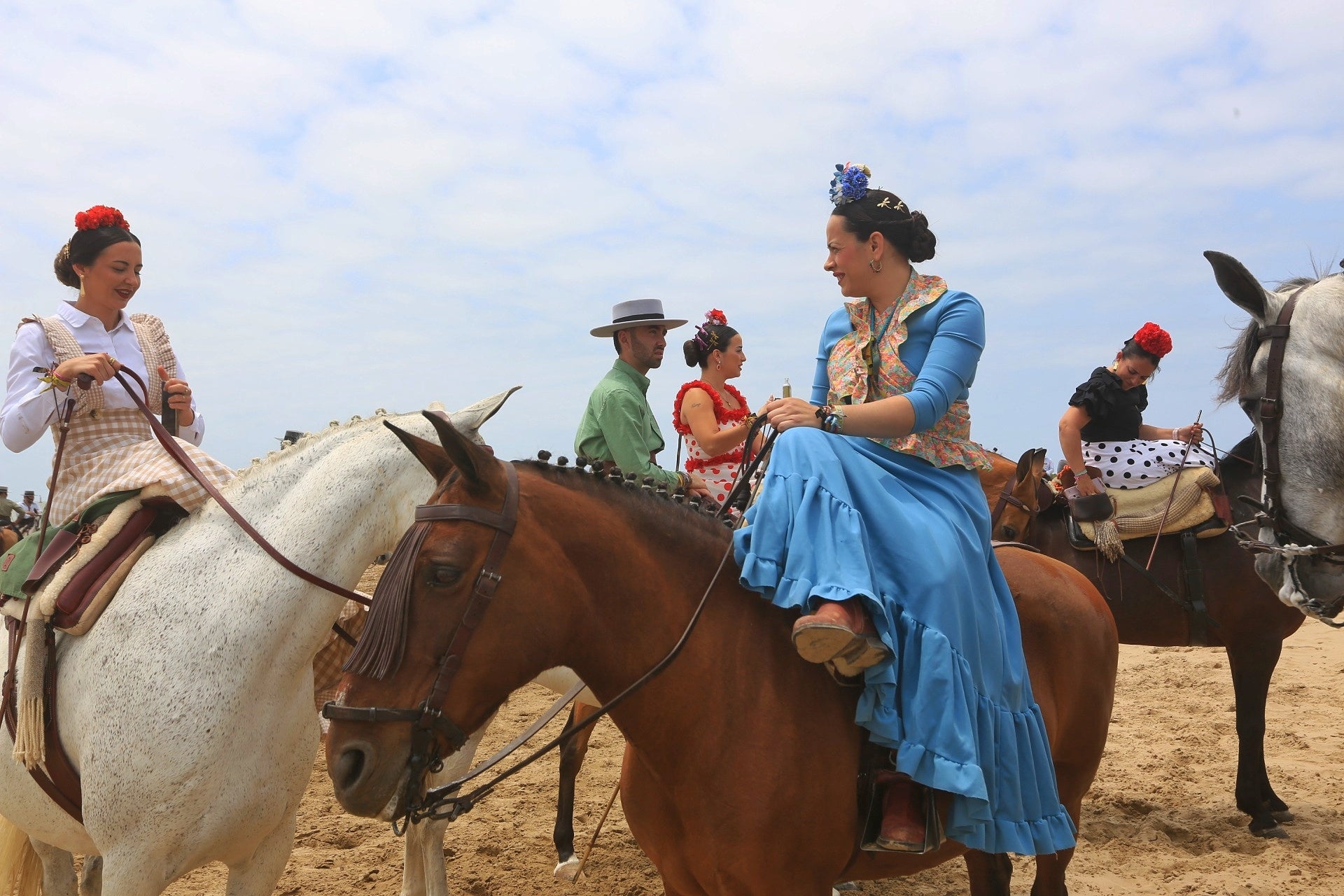 Las imágenes del embarque de las primeras hermandades de Cádiz en Bajo de Guía