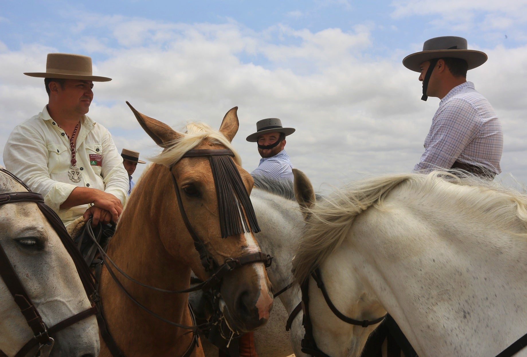Las imágenes del embarque de las primeras hermandades de Cádiz en Bajo de Guía