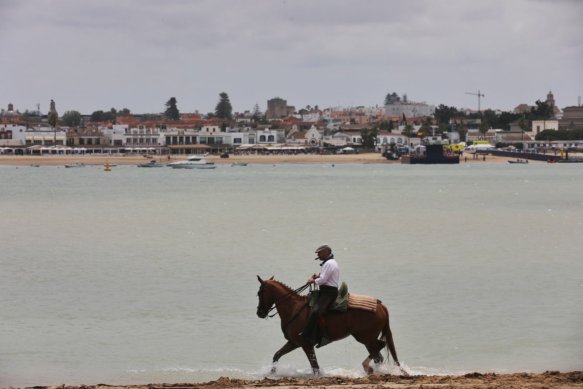 Las imágenes del embarque de las primeras hermandades de Cádiz en Bajo de Guía