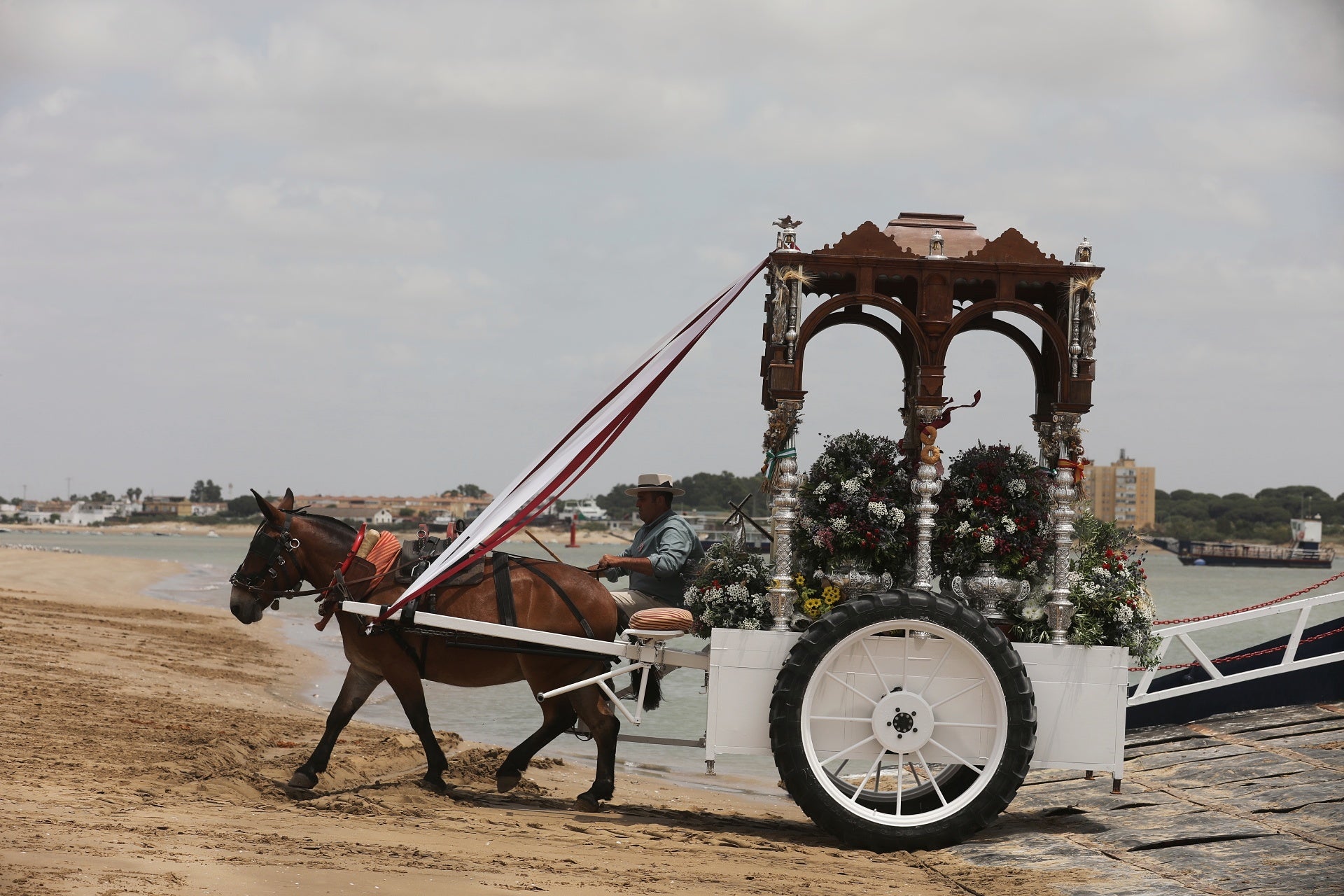 Las imágenes del embarque de las primeras hermandades de Cádiz en Bajo de Guía