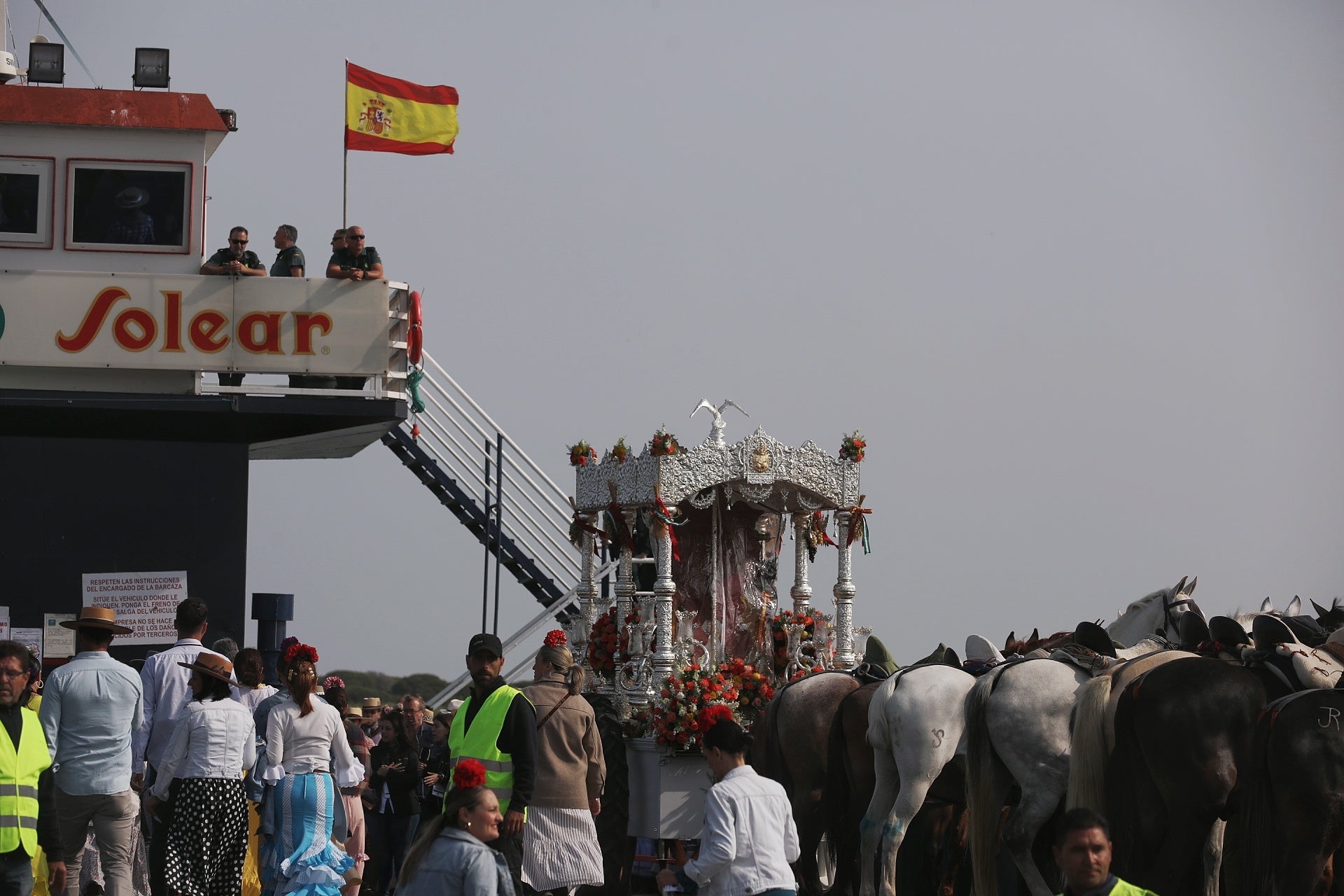 Las imágenes del embarque de las primeras hermandades de Cádiz en Bajo de Guía
