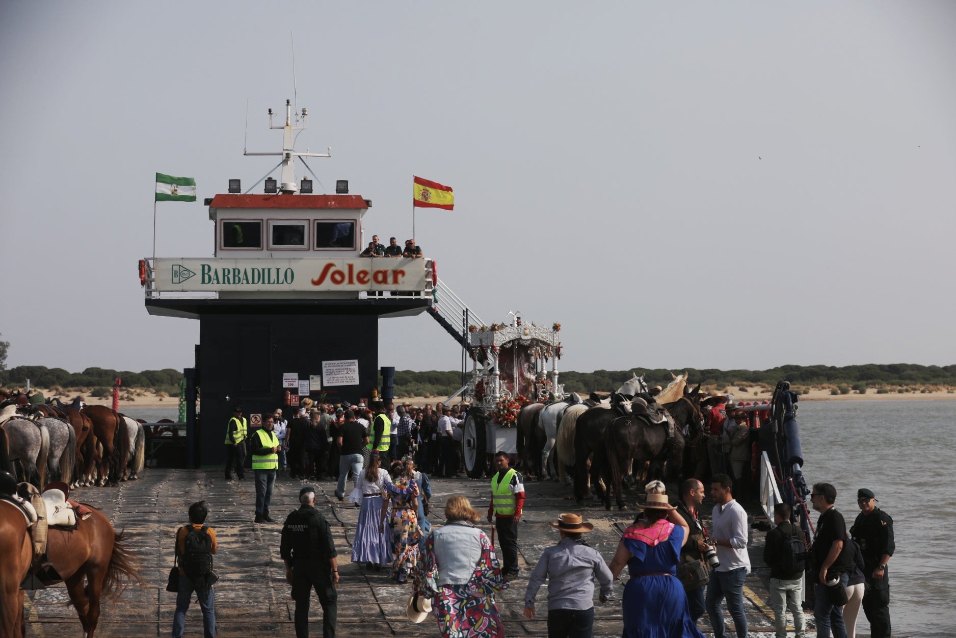 Las imágenes del embarque de las primeras hermandades de Cádiz en Bajo de Guía