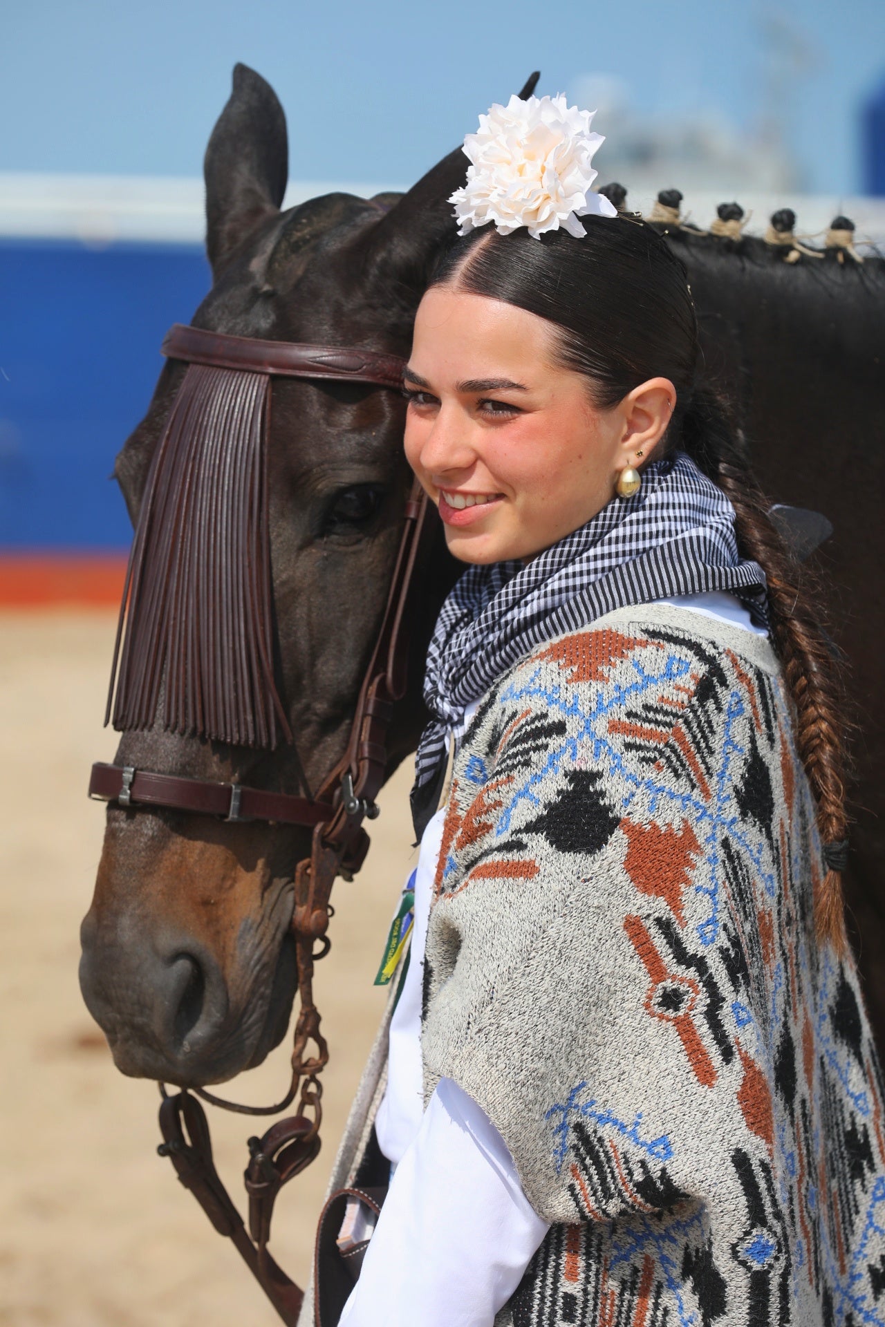 Las imágenes del embarque de las primeras hermandades de Cádiz en Bajo de Guía