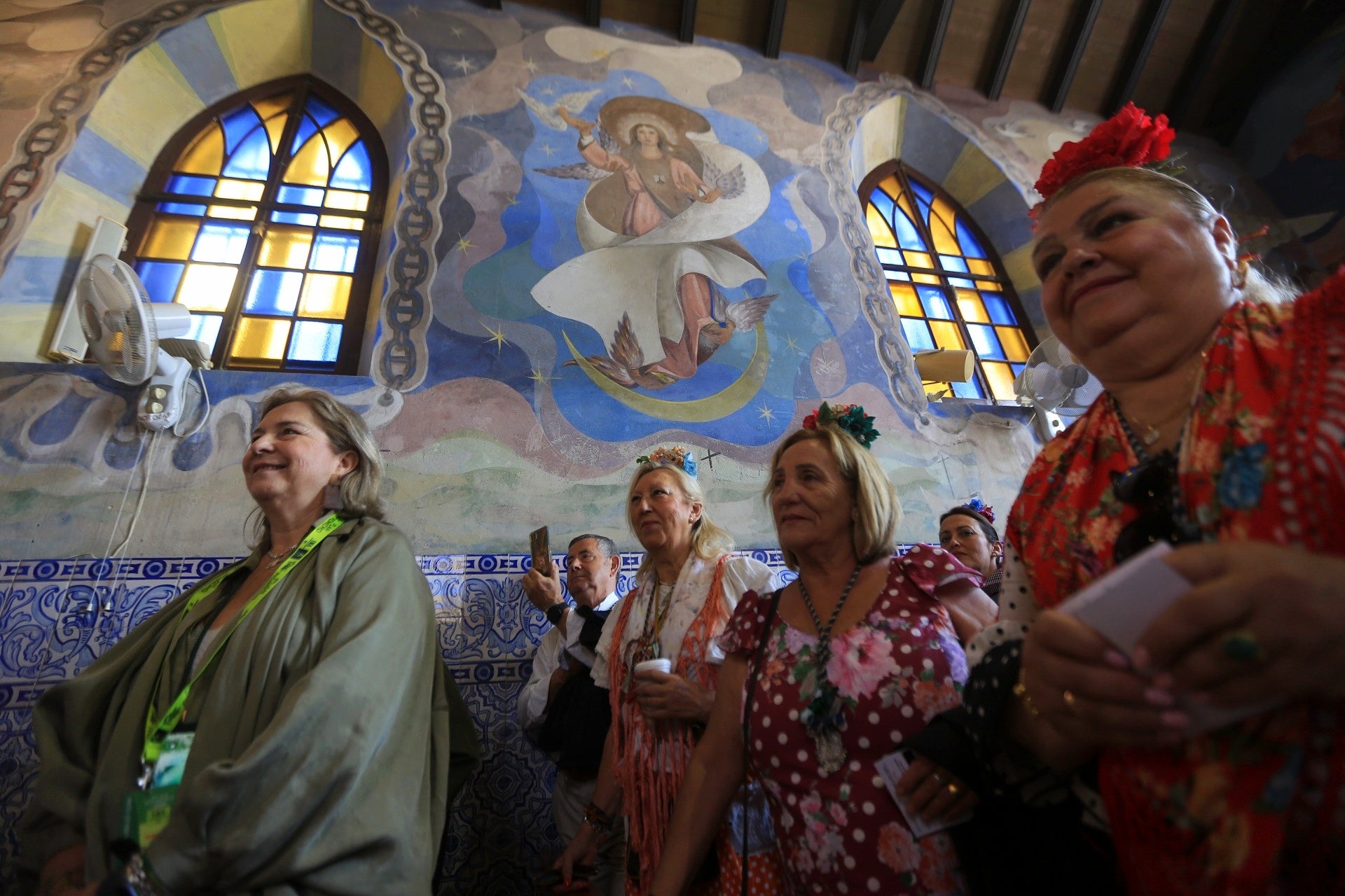 Las imágenes del embarque de las primeras hermandades de Cádiz en Bajo de Guía