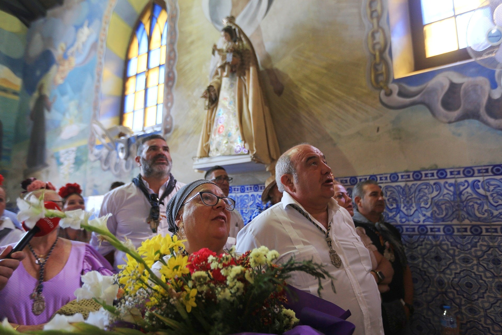 Las imágenes del embarque de las primeras hermandades de Cádiz en Bajo de Guía