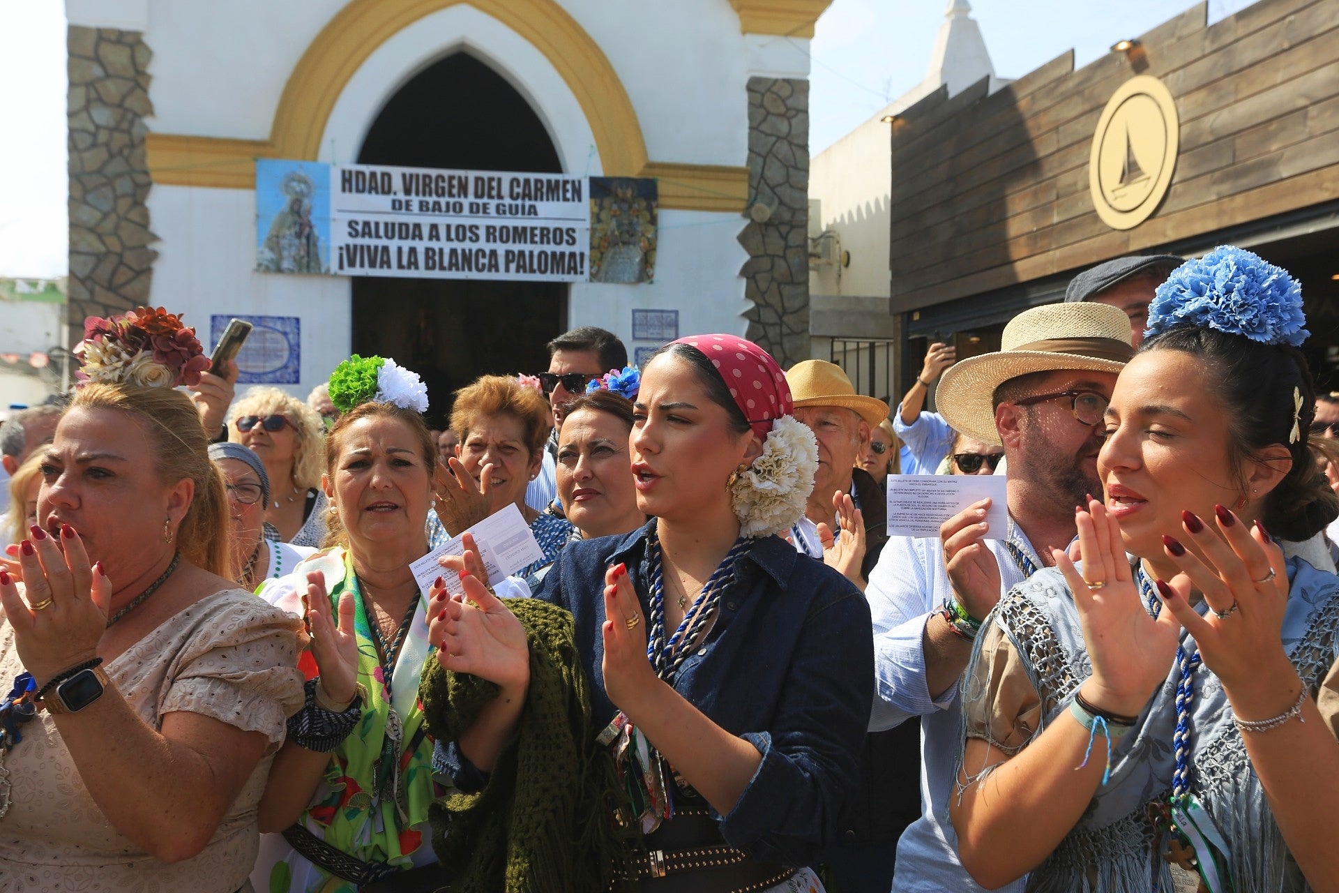Las imágenes del embarque de las primeras hermandades de Cádiz en Bajo de Guía