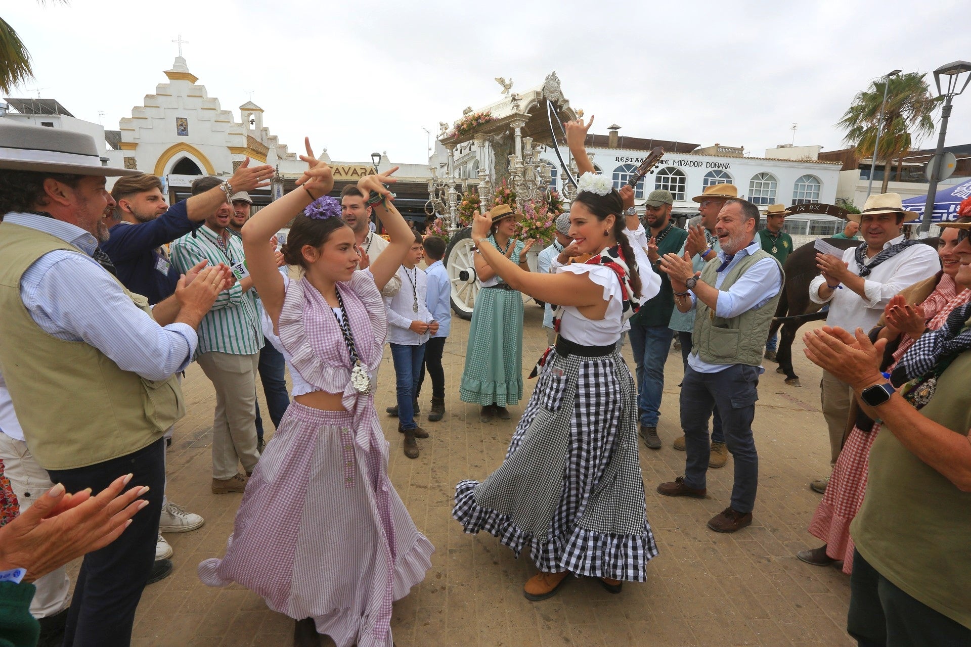 Las imágenes del embarque de las primeras hermandades de Cádiz en Bajo de Guía