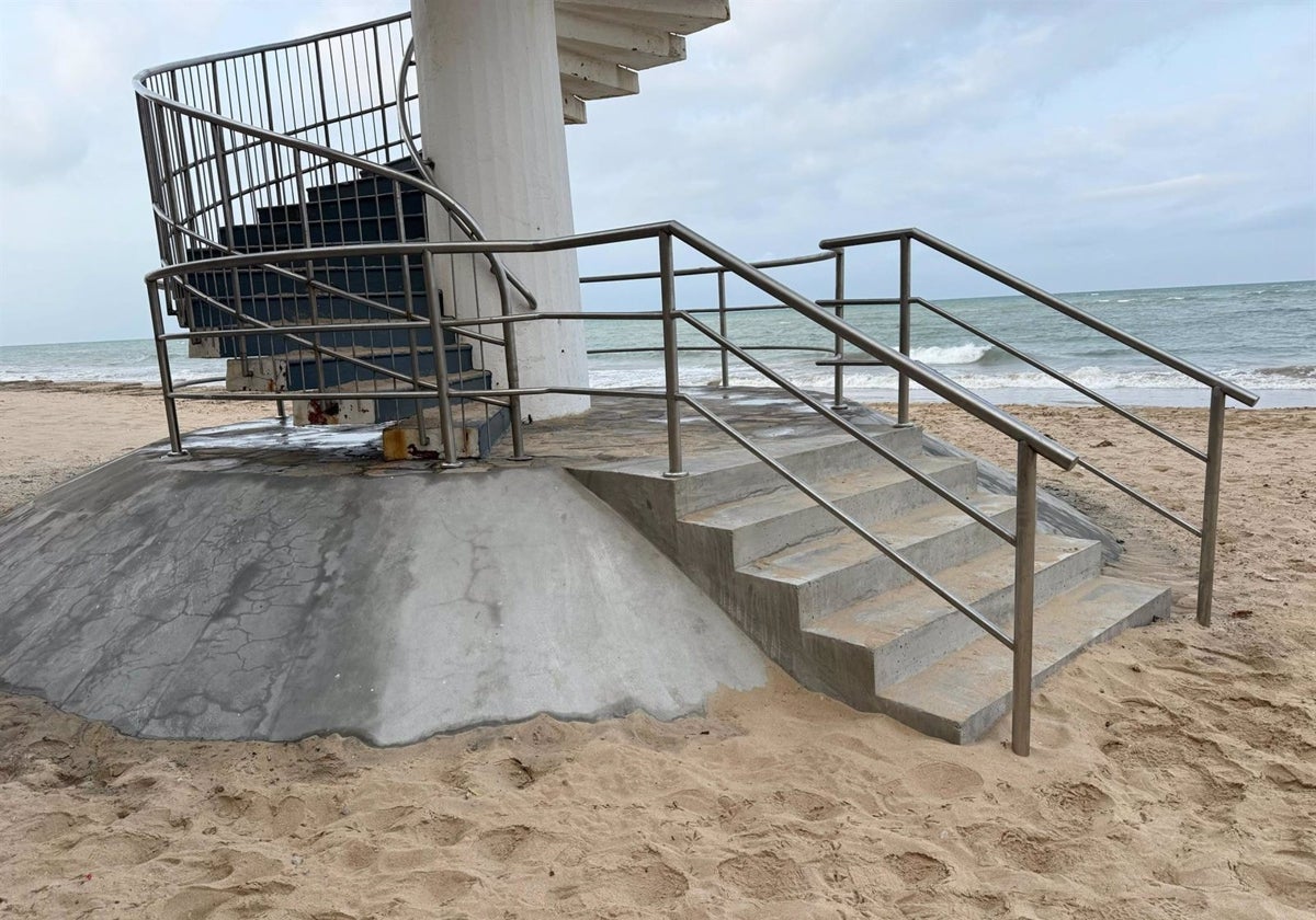 Reabre el acceso de la escalera de caracol a la playa de Santa María del Mar de Cádiz