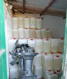 Imagen secundaria 2 - Un polvorín de garrafas de gasolina para narcolanchas, en pleno casco urbano de Chiclana