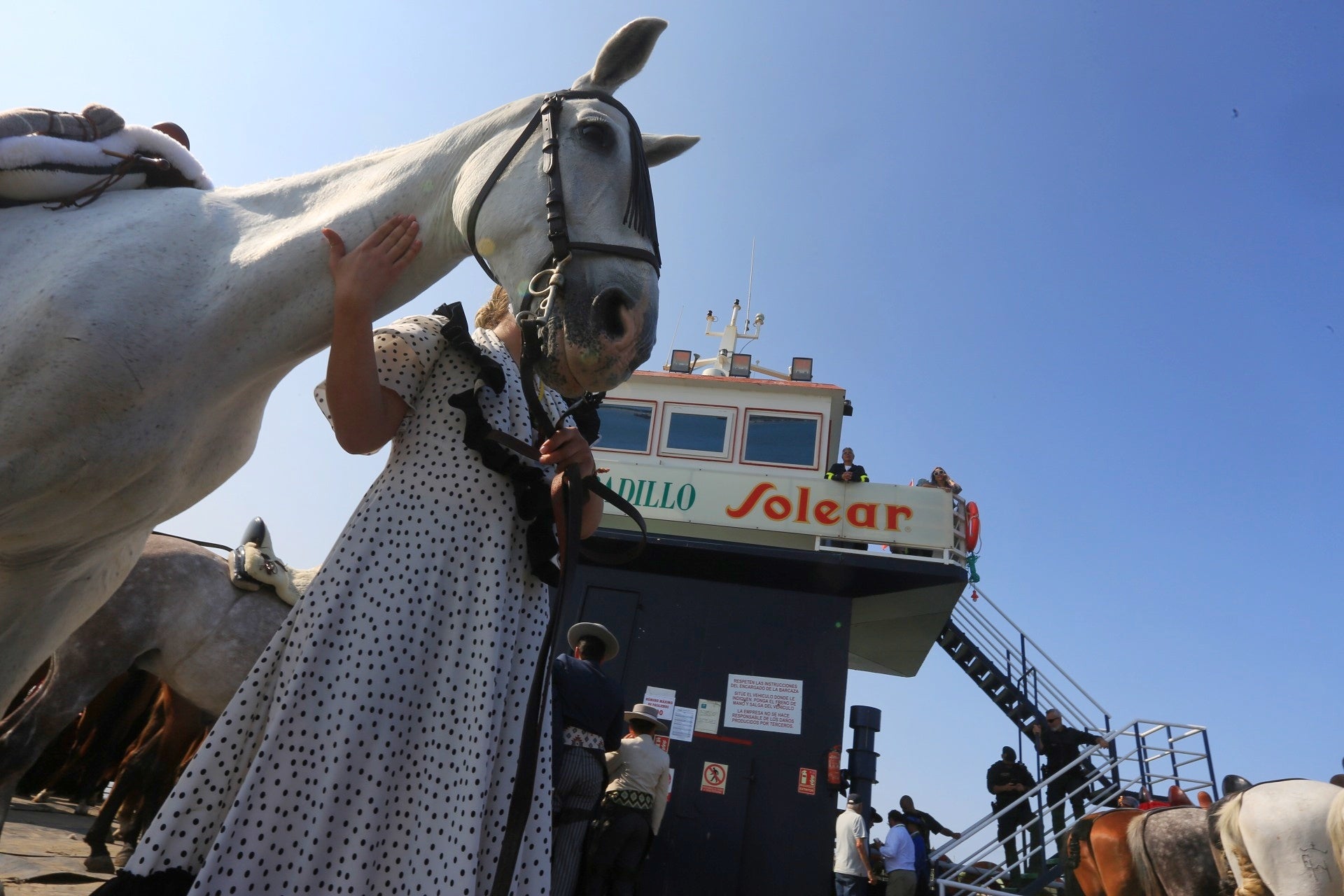 Fotos: Día grande en Bajo de Guía con el embarque de la hermandad de Sanlúcar