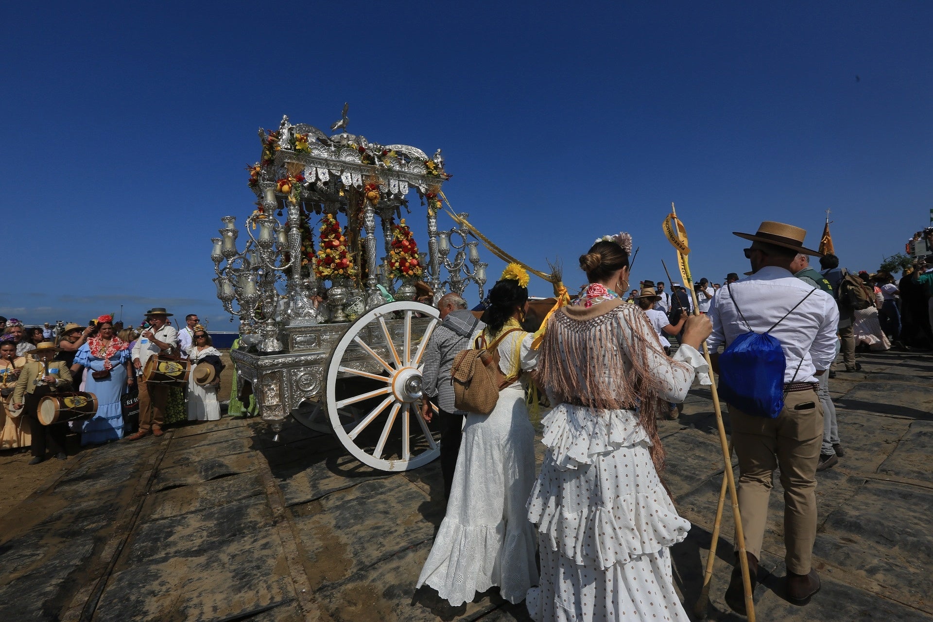 Fotos: Día grande en Bajo de Guía con el embarque de la hermandad de Sanlúcar