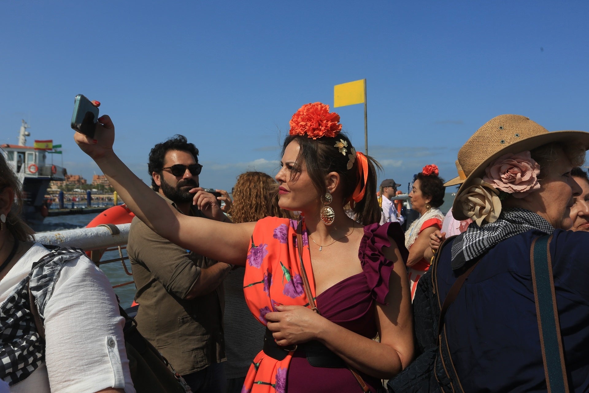 Fotos: Día grande en Bajo de Guía con el embarque de la hermandad de Sanlúcar