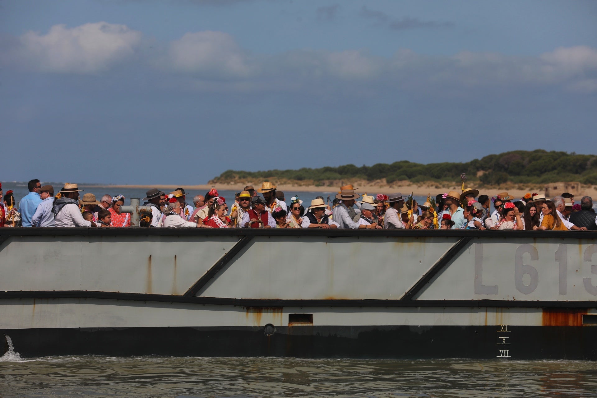 Fotos: Día grande en Bajo de Guía con el embarque de la hermandad de Sanlúcar