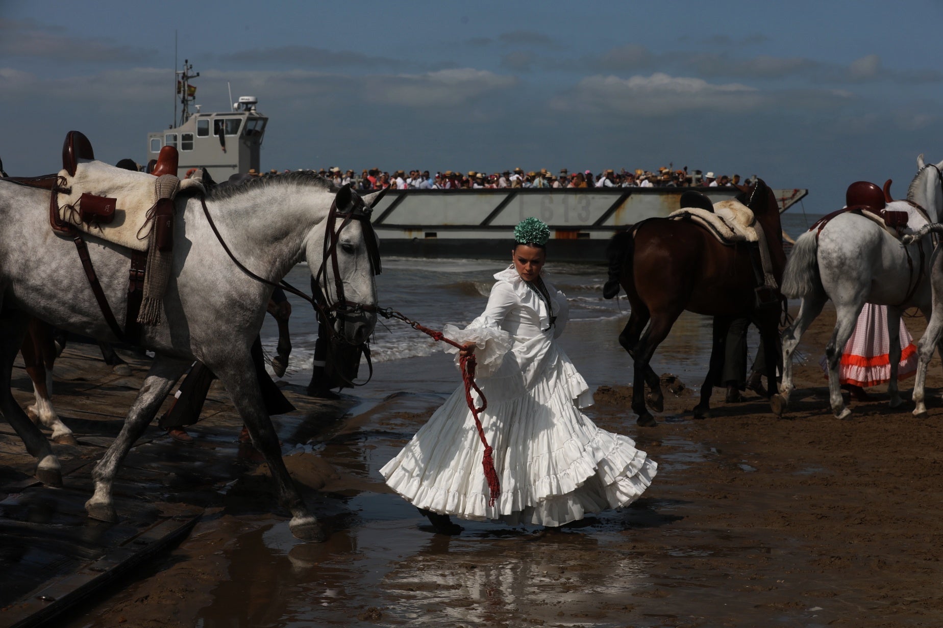 Fotos: Día grande en Bajo de Guía con el embarque de la hermandad de Sanlúcar