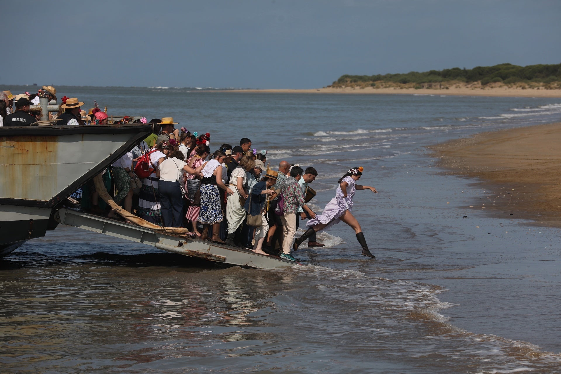 Fotos: Día grande en Bajo de Guía con el embarque de la hermandad de Sanlúcar