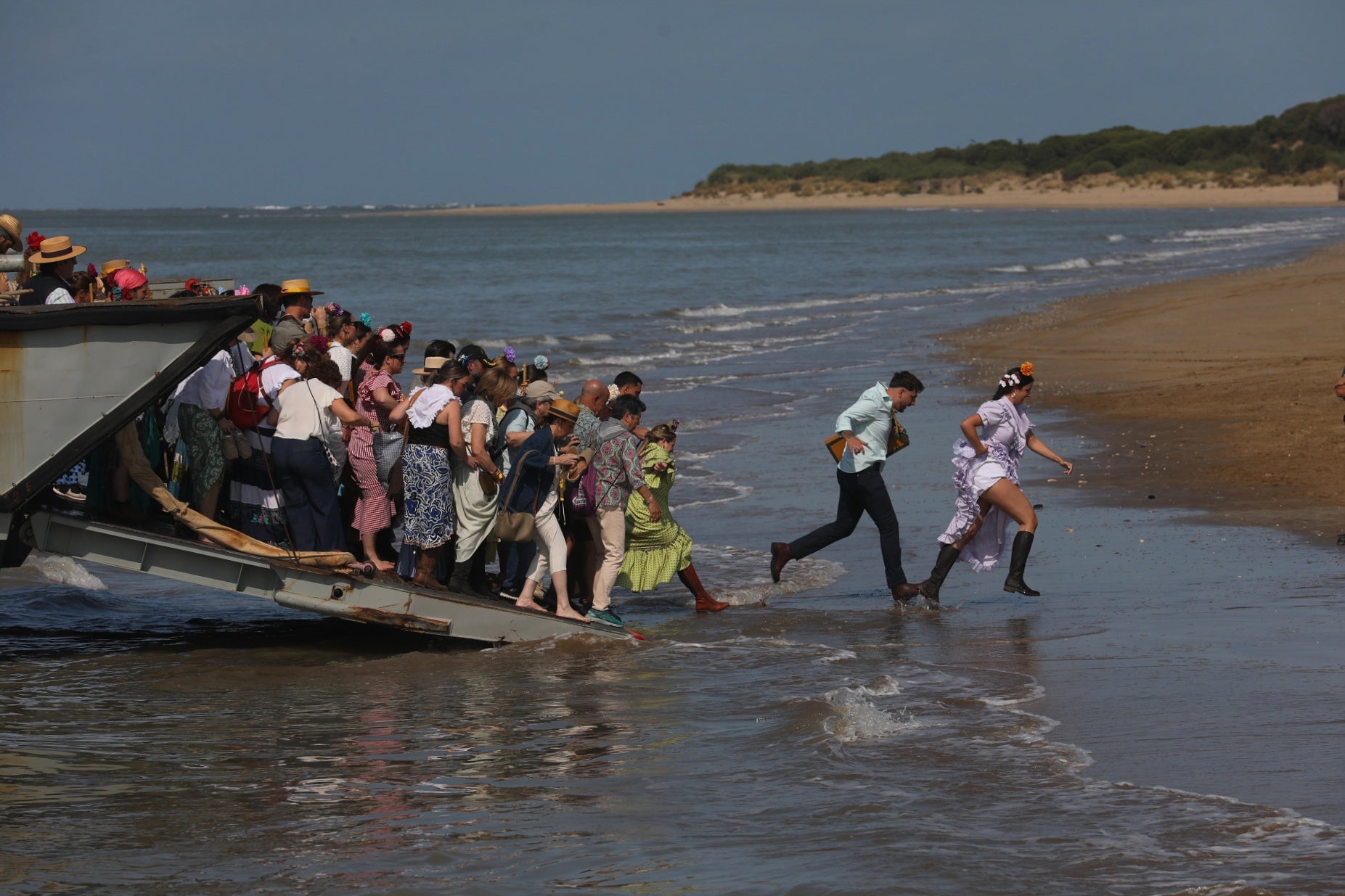Fotos: Día grande en Bajo de Guía con el embarque de la hermandad de Sanlúcar
