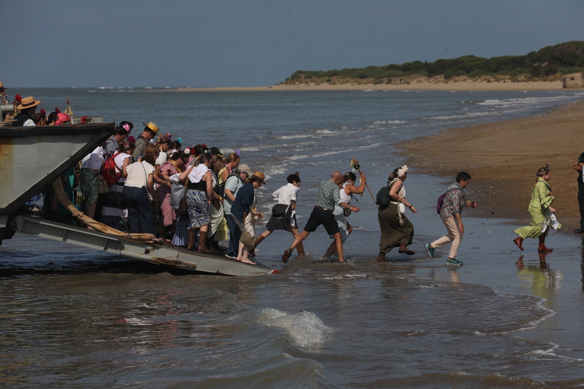 Fotos: Día grande en Bajo de Guía con el embarque de la hermandad de Sanlúcar