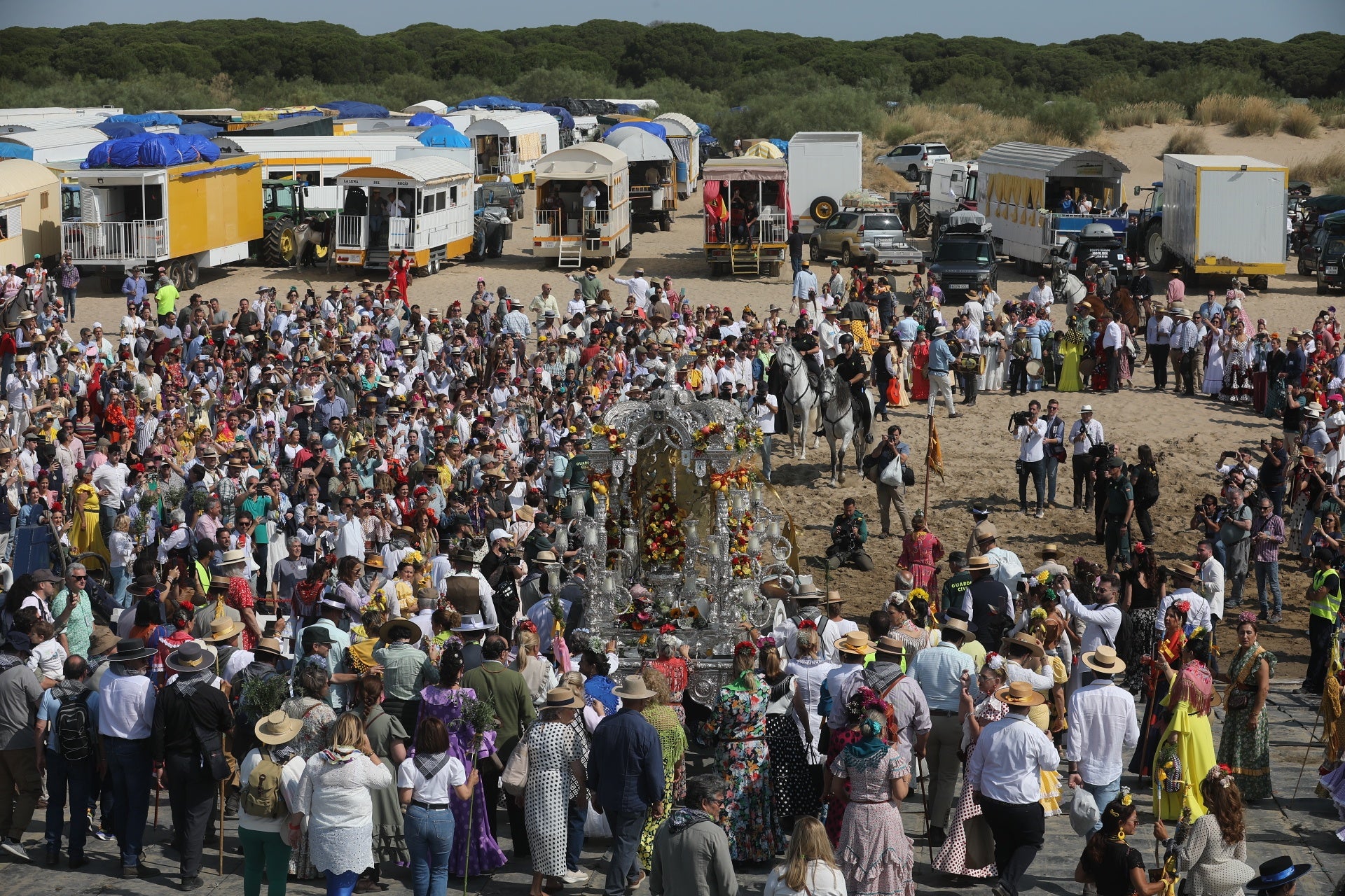 Fotos: Día grande en Bajo de Guía con el embarque de la hermandad de Sanlúcar