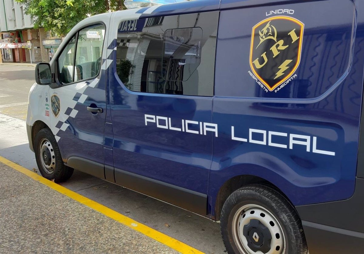 Un furgón de la Unidad de Respuesta Inmediata de la Policía Local de La Línea