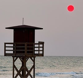 El sol rojo que sorprendió ayer en Cádiz: ¿por qué se ha producido este fenómeno?